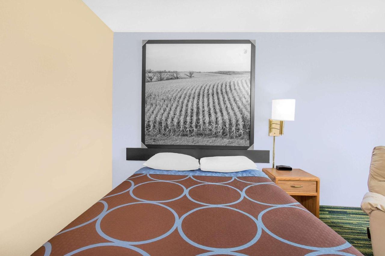 Boarders Inn & Suites By Cobblestone Hotels Waterloo Cedar Falls Kültér fotó